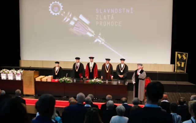 Historicky první zlaté promoce na liberecké univerzitě: Absolventi se vrátili po padesáti letech