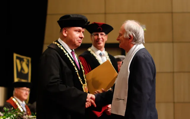 Historicky první zlaté promoce na liberecké univerzitě: Absolventi se vrátili po padesáti letech