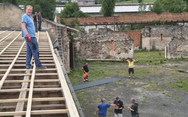 Nová střecha na zchátralém objektu v Kunraticích za pouhé tři dny. Díky 23 dobrovolníkům
