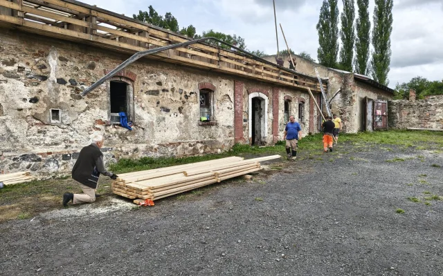 Nová střecha na zchátralém objektu v Kunraticích za pouhé tři dny. Díky 23 dobrovolníkům