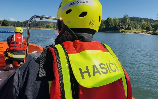 Nový pomocník jabloneckých hasičů při zásazích na vodní hladině - motorový záchranný člun Pioner