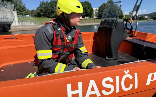 Nový pomocník jabloneckých hasičů při zásazích na vodní hladině - motorový záchranný člun Pioner