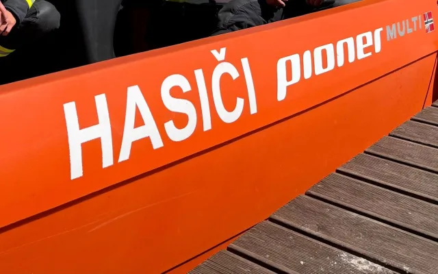 Nový pomocník jabloneckých hasičů při zásazích na vodní hladině - motorový záchranný člun Pioner