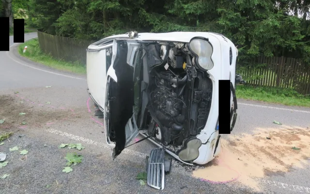 Nehoda, odchod a návrat: Řidič na Jablonecku otočil auto na bok, nadýchal přes 3 promile