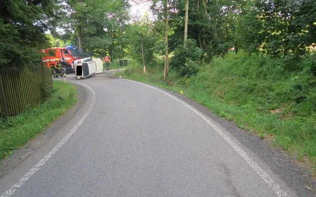 Nehoda, odchod a návrat: Řidič na Jablonecku otočil auto na bok, nadýchal přes 3 promile
