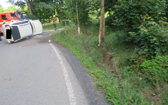 Nehoda, odchod a návrat: Řidič na Jablonecku otočil auto na bok, nadýchal přes 3 promile