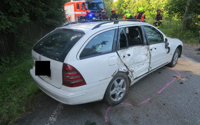 Nehoda, odchod a návrat: Řidič na Jablonecku otočil auto na bok, nadýchal přes 3 promile