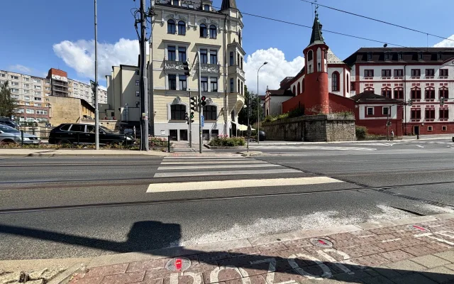 Přechod se zabudovanými výstražnými světly přímo v chodníku je zkušební, Liberec by jich chtěl více