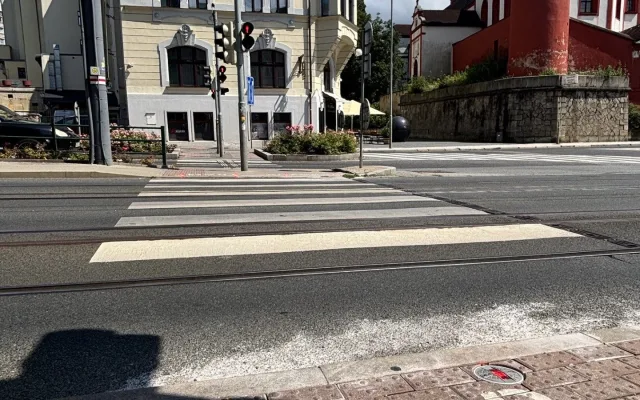 Přechod se zabudovanými výstražnými světly přímo v chodníku je zkušební, Liberec by jich chtěl více