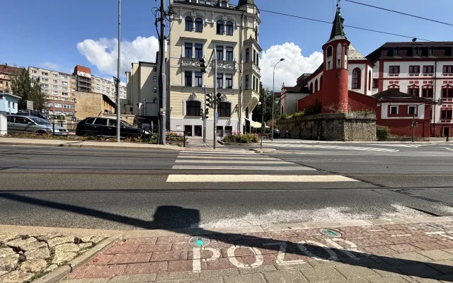 Přechod se zabudovanými výstražnými světly přímo v chodníku je zkušební, Liberec by jich chtěl více