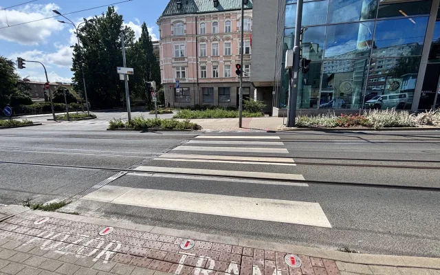 Přechod se zabudovanými výstražnými světly přímo v chodníku je zkušební, Liberec by jich chtěl více