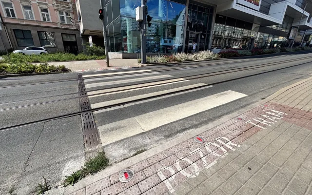 Přechod se zabudovanými výstražnými světly přímo v chodníku je zkušební, Liberec by jich chtěl více