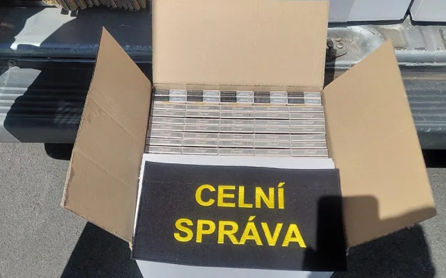 Celníci zastavili při silniční kontrole dodávku plnou nekolkovaných cigaret