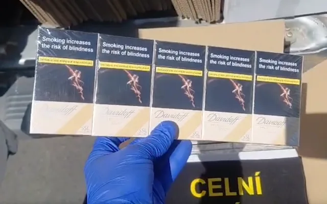 Celníci zastavili při silniční kontrole dodávku plnou nekolkovaných cigaret