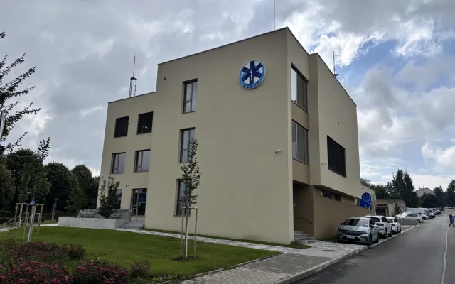 Záchranka má v Jablonci novou výjezdovou základnu. Po 48 letech opustila areál nemocnice