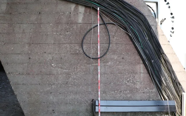 Je to sklo nebo plast? Vandal zkoušel odolnost ikonického Ještědu kameny, teď mu hrozí trest