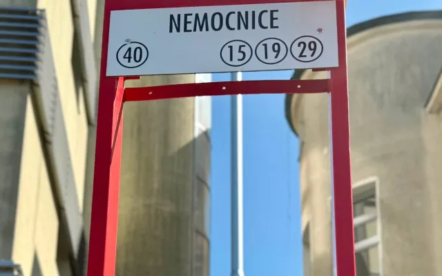 Autobusová zastávka u liberecké nemocnice konečně slouží cestujícím