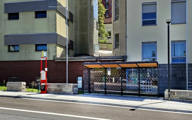 Autobusová zastávka u liberecké nemocnice konečně slouží cestujícím