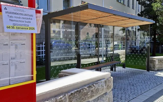 Autobusová zastávka u liberecké nemocnice konečně slouží cestujícím