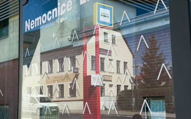 Autobusová zastávka u liberecké nemocnice konečně slouží cestujícím