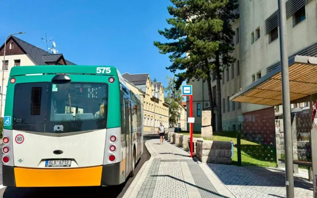 Autobusová zastávka u liberecké nemocnice konečně slouží cestujícím