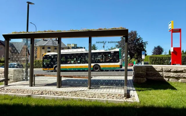 Autobusová zastávka u liberecké nemocnice konečně slouží cestujícím