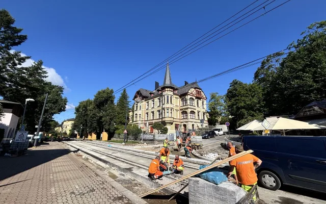 Stamilionová investice do tramvajových kolejí: V Masarykově ulici se staví a posouvají se zastávky