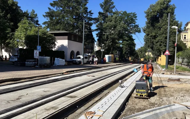 Stamilionová investice do tramvajových kolejí: V Masarykově ulici se staví a posouvají se zastávky