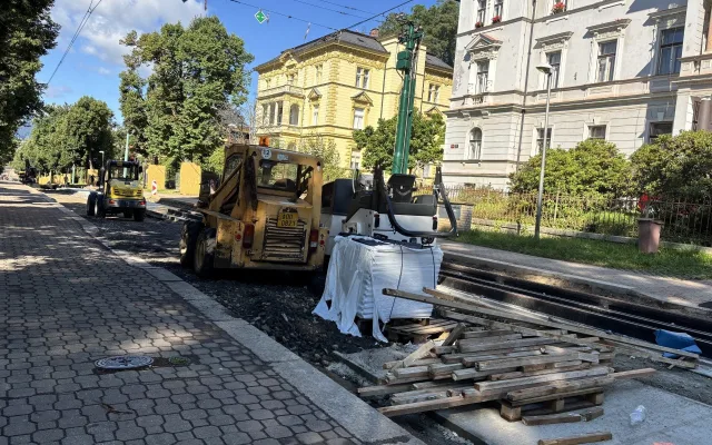 Stamilionová investice do tramvajových kolejí: V Masarykově ulici se staví a posouvají se zastávky
