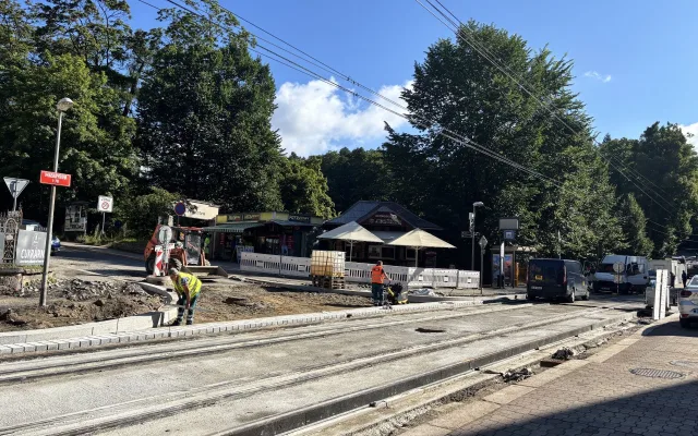 Stamilionová investice do tramvajových kolejí: V Masarykově ulici se staví a posouvají se zastávky
