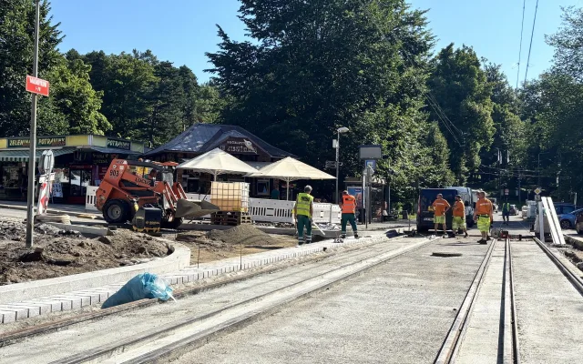 Stamilionová investice do tramvajových kolejí: V Masarykově ulici se staví a posouvají se zastávky