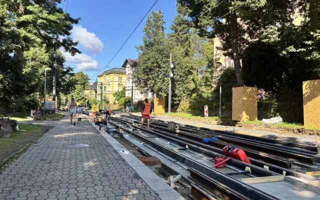 Stamilionová investice do tramvajových kolejí: V Masarykově ulici se staví a posouvají se zastávky