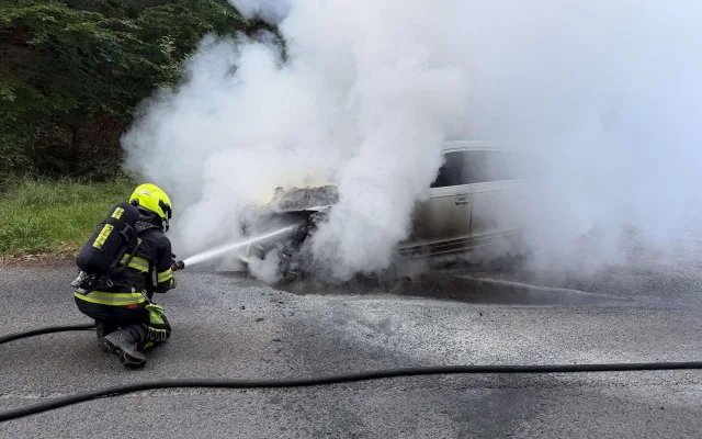 Auto v plamenech u Smržovky: Přes bleskový zásah hasičů je škoda 350 tisíc