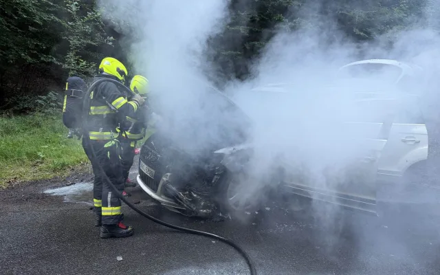 Auto v plamenech u Smržovky: Přes bleskový zásah hasičů je škoda 350 tisíc