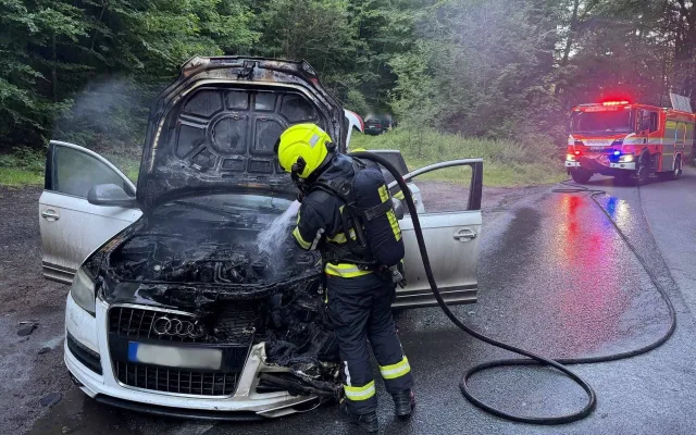 Auto v plamenech u Smržovky: Přes bleskový zásah hasičů je škoda 350 tisíc