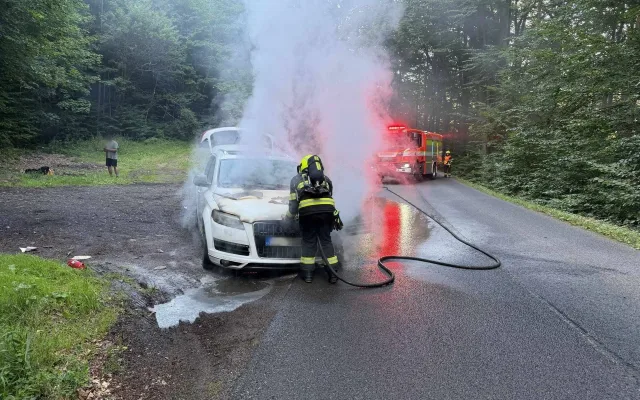 Auto v plamenech u Smržovky: Přes bleskový zásah hasičů je škoda 350 tisíc