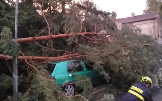 Nový Bor po bouřce uzavřel Lesní hřbitov. Obyvatele žádá o opatrnost
