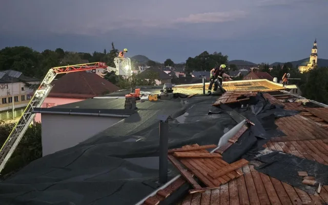Nový Bor po bouřce uzavřel Lesní hřbitov. Obyvatele žádá o opatrnost