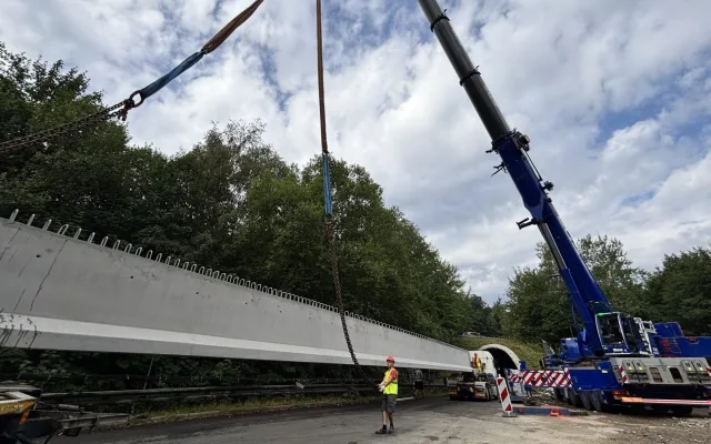 Na most v Londýnské osadili obří nosníky. Řidičům se má otevřít už v prosinci