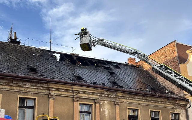 V centru Liberce hořela střecha domu, 15 lidí se evakuovalo před příjezdem hasičů