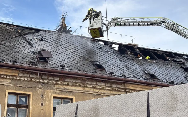V centru Liberce hořela střecha domu, 15 lidí se evakuovalo před příjezdem hasičů