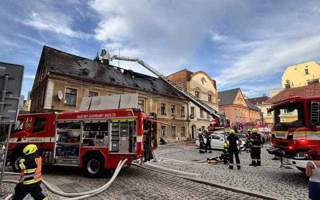 V centru Liberce hořela střecha domu, 15 lidí se evakuovalo před příjezdem hasičů