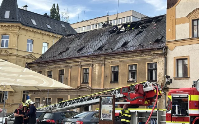 V centru Liberce hořela střecha domu, 15 lidí se evakuovalo před příjezdem hasičů