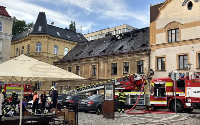 V centru Liberce hořela střecha domu, 15 lidí se evakuovalo před příjezdem hasičů