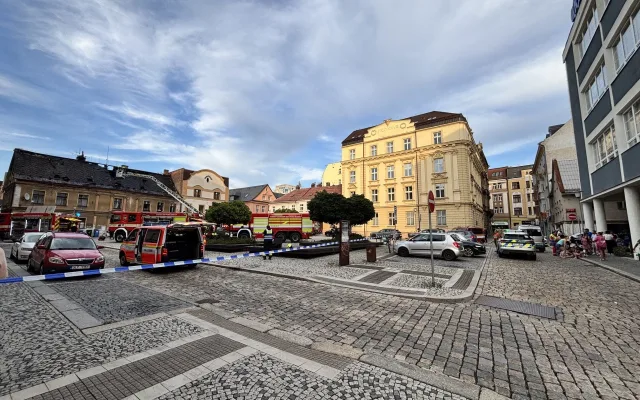 V centru Liberce hořela střecha domu, 15 lidí se evakuovalo před příjezdem hasičů