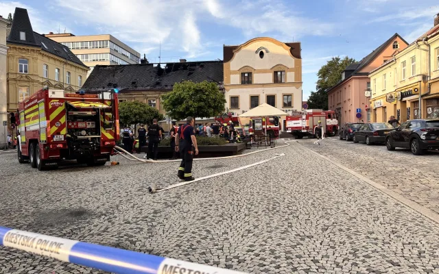V centru Liberce hořela střecha domu, 15 lidí se evakuovalo před příjezdem hasičů