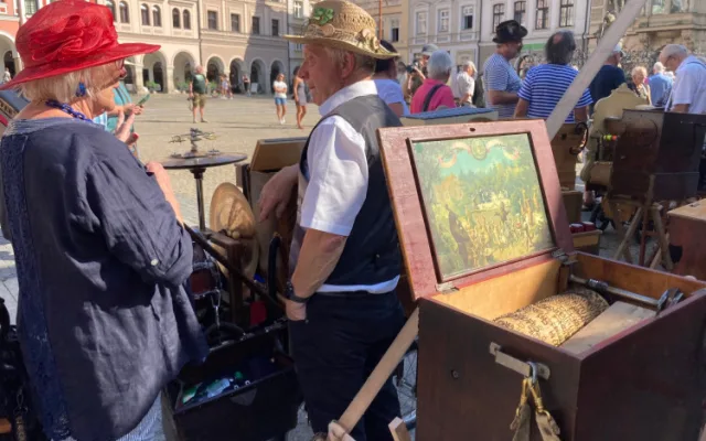 Rozmanité cimprkaslíky i žertovný průvod. Do Liberce se vracejí flašinetáři