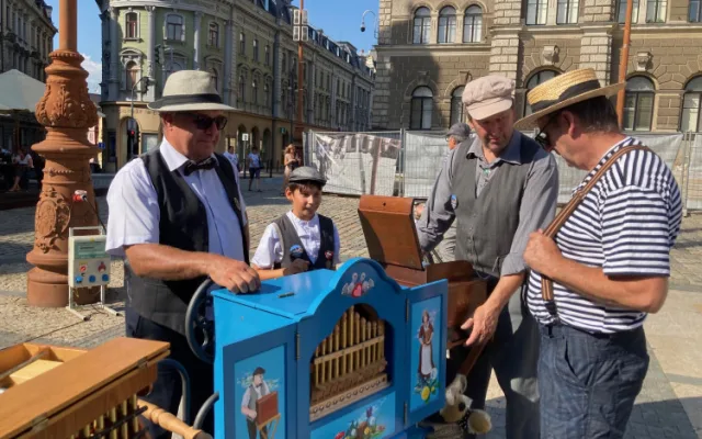 Rozmanité cimprkaslíky i žertovný průvod. Do Liberce se vracejí flašinetáři