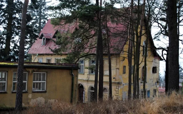 Zadní část domu s nádhernou, i když zanedbanou zahradou. Pamatuje lepší časy
