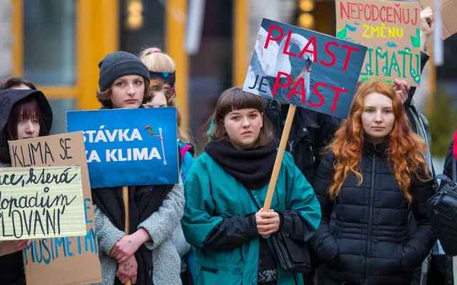 Studenti stávkovali za klima před libereckou radnicí